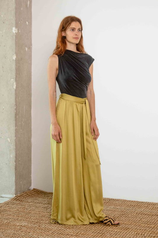 Wide Ecovero Trousers worn by a model with a dark top, showcasing a relaxed silhouette and effortless elegance.