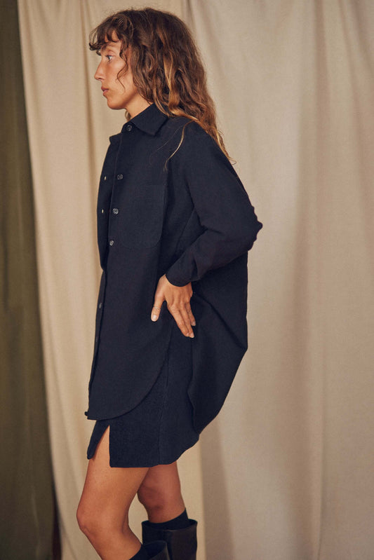 Model wearing a black organic cotton wide overshirt showcasing effortless autumn layering style.