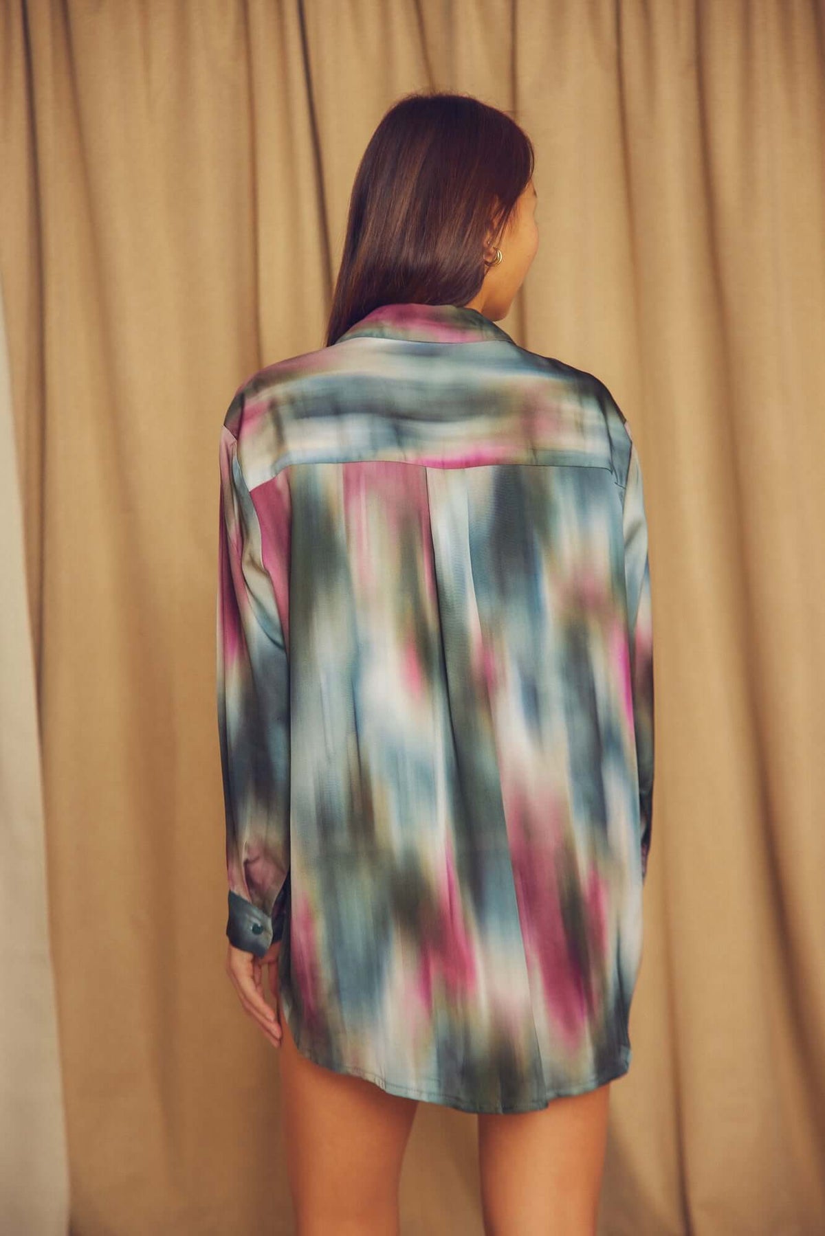 Printed ECOVERO Viscose Oversized Shirt featuring a colorful design, showcased from the back on a model.