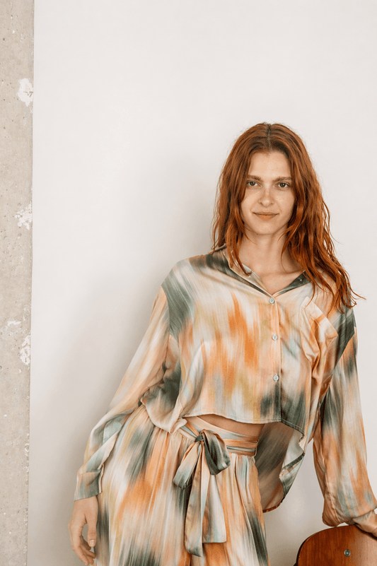 Model wearing a Printed Cropped Ecovero Viscose Oversized Shirt in seasonal print, showcasing its relaxed fit and modern style.