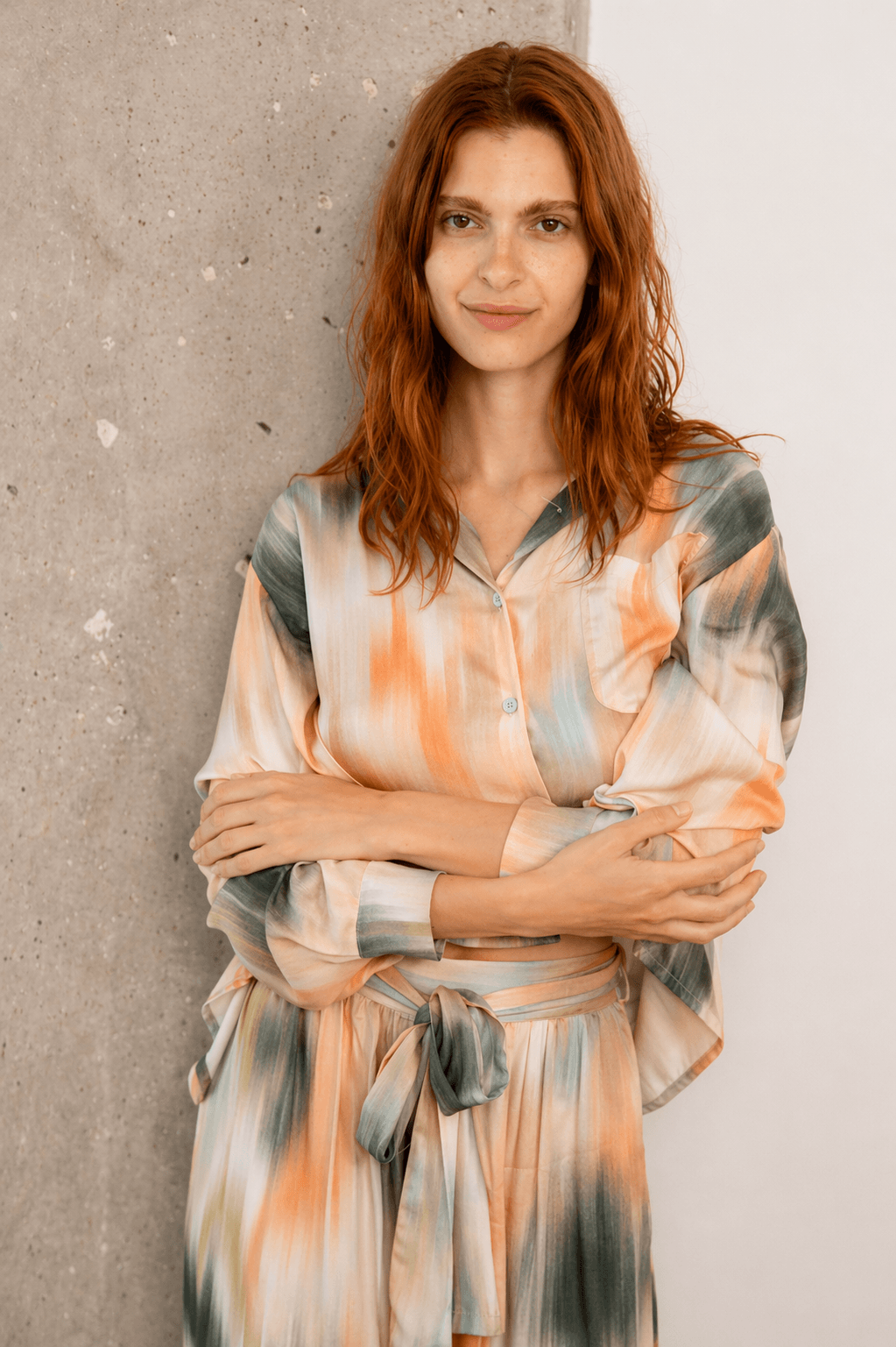 Printed Cropped Ecovero Viscose Oversized Shirt worn by a model, showcasing its fluid design and modern silhouette.