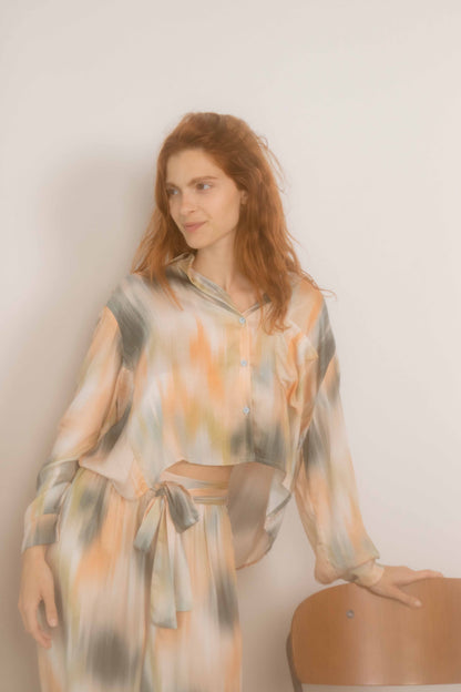 Model wearing a Printed Cropped Ecovero Viscose Oversized Shirt in seasonal print, showcasing a relaxed silhouette.
