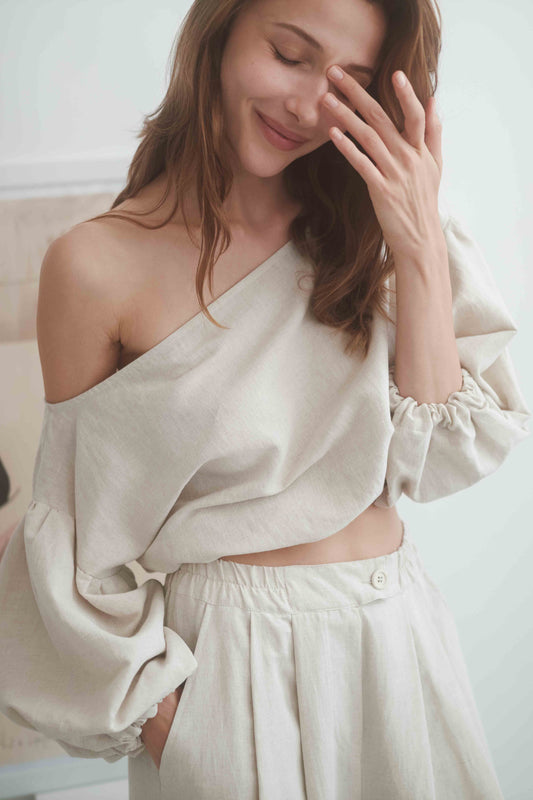 Natural boho blouse in organic cotton, featuring off-shoulder neckline and balloon sleeves.