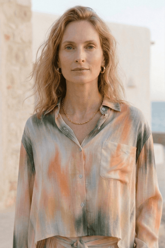 Printed Cropped Ecovero Viscose Oversized Shirt worn by a model with a relaxed hairstyle against a coastal background.