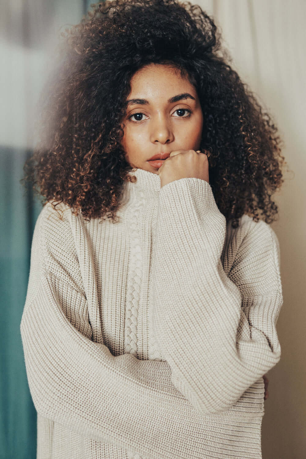 Woman wearing OAT tunic sweater in oatly beige made from organic cotton yarn from Porto, Portugal.